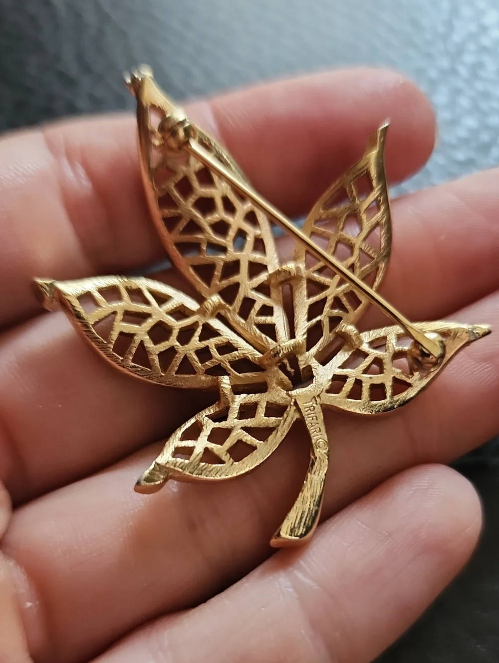 VTG Trifari Gold Floral Filigree Leaf Brooch - Women's Jewelry